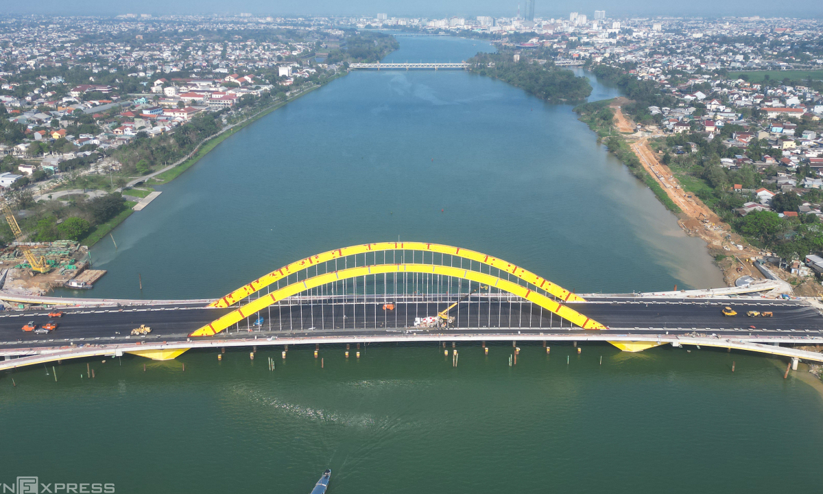 Gallery - Cầu Nguyễn Hoàng bắc qua sông Hương trước ngày thông xe - Báo VnExpress