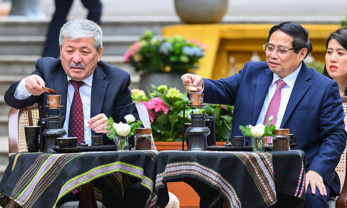 Gallery - Thủ tướng Phạm Minh Chính và Thủ tướng Kasimaliev thưởng thức cà phê Việt Nam - Báo VnExpress