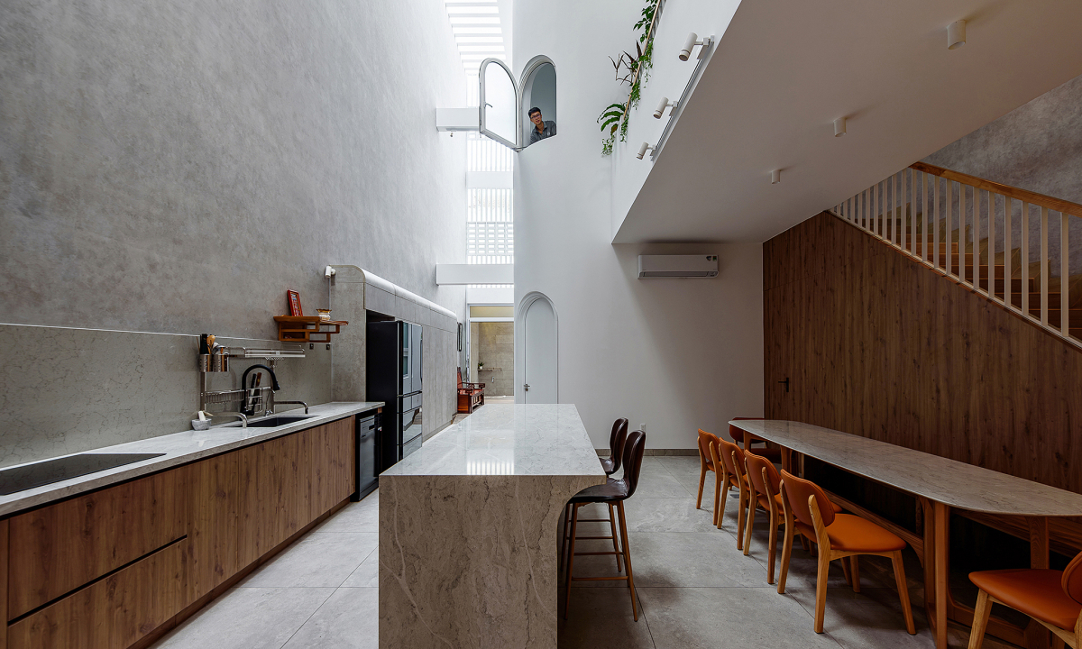 Nhà phố hơn 200 m2 lấy cảm hứng từ khe sáng giữa vách núi