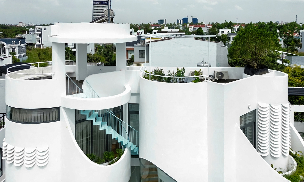 Nhà ống thiết kế mở với gạch bông gió hình vảy cá