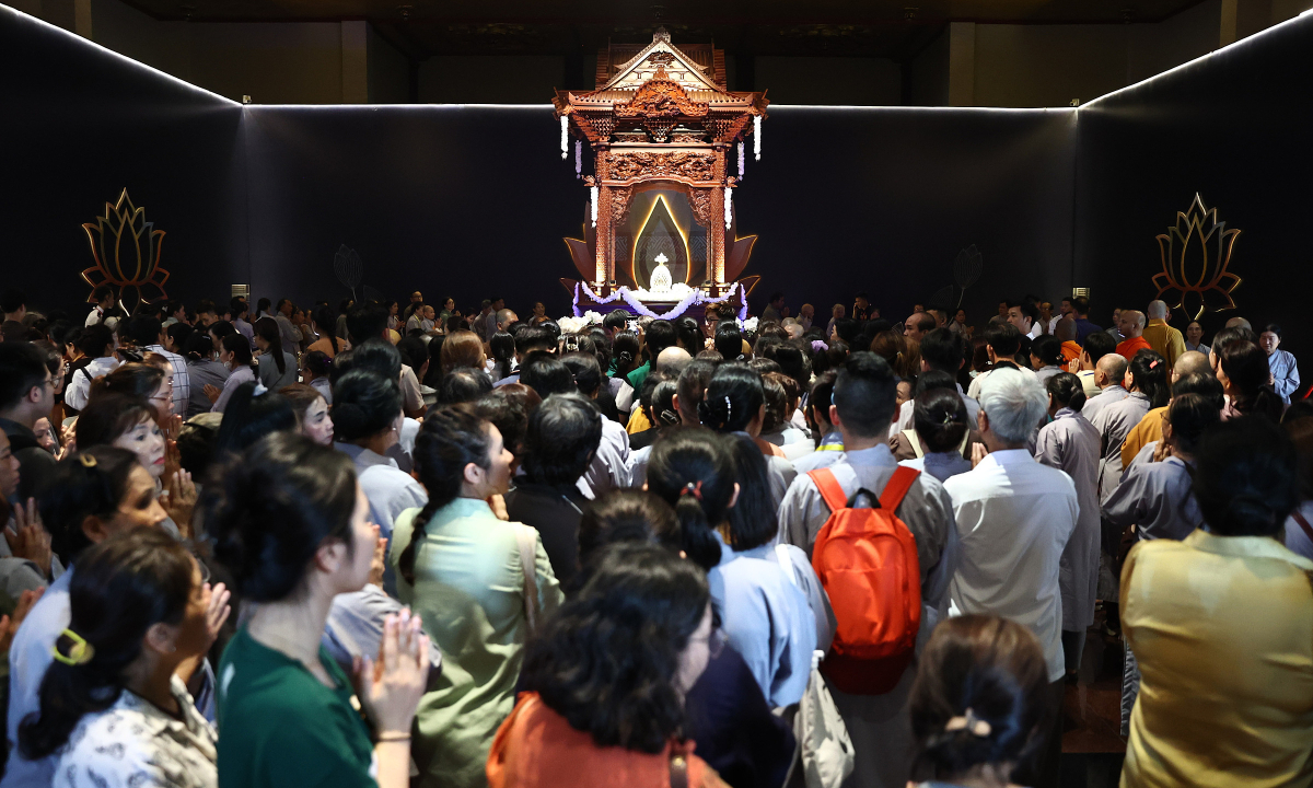 View - Hàng nghìn người xếp hàng chiêm bái xá lợi Đức Phật - Báo VnExpress