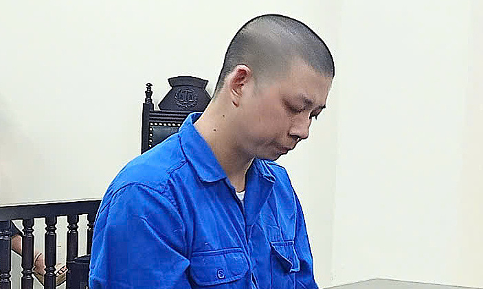 Dùng dao lam cạo sửa sổ tiết kiệm 3 triệu thành 300 triệu đồng