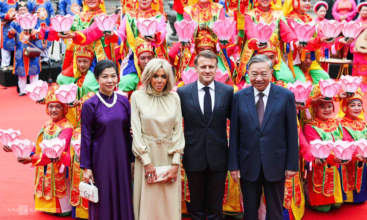 View - Tổng Bí thư Tô Lâm và Tổng thống Pháp Macron thăm Văn Miếu - Báo VnExpress