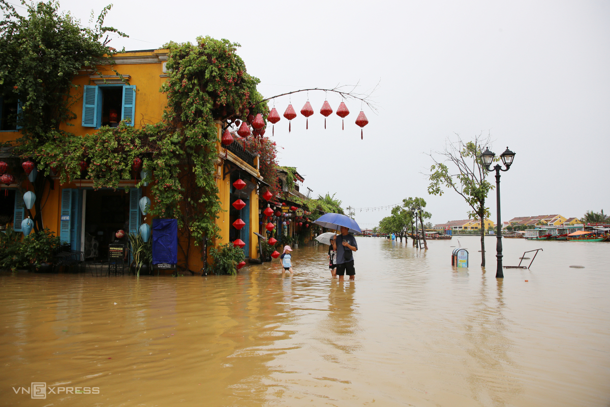Gallery - Hội An ngập giữa mùa hè, du khách lội nước đi tham quan - Báo VnExpress Du lịch