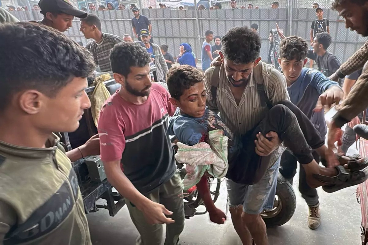 View - Cảnh hỗn loạn sau khi xe tăng Israel bắn vào người nhận viện trợ - Báo VnExpress