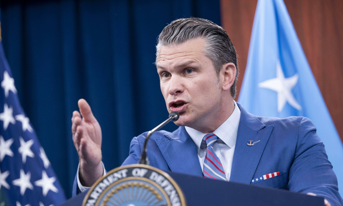 Phóng viên Mỹ đấu khẩu với Bộ trưởng Quốc phòng Hegseth - Báo VnExpress