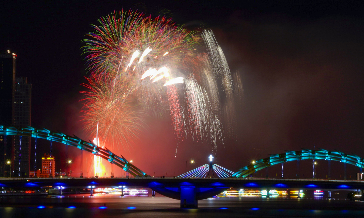 Gallery - Pháo hoa rực sáng mừng ngày 'sắp xếp lại giang sơn' - Báo VnExpress