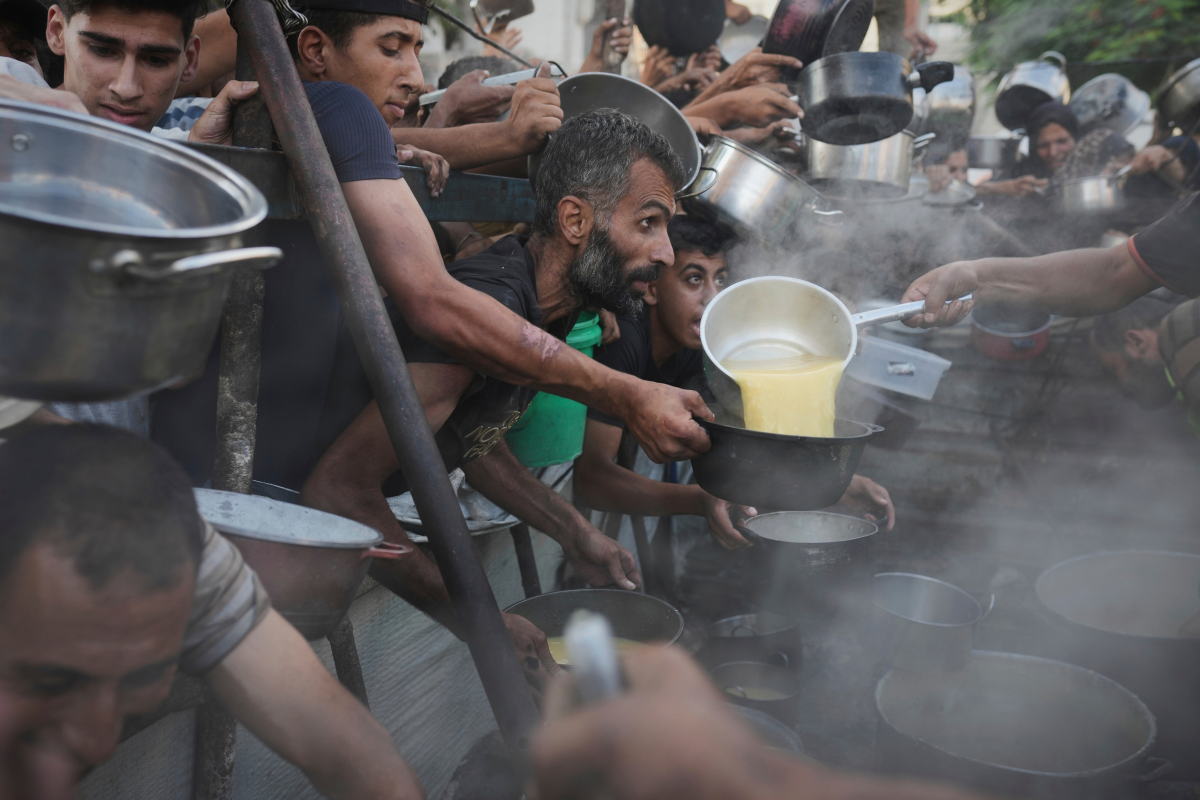 Tuyệt vọng chờ đồ ăn ở Dải Gaza Tuyệt vọng chờ đồ ăn ở Dải Gaza