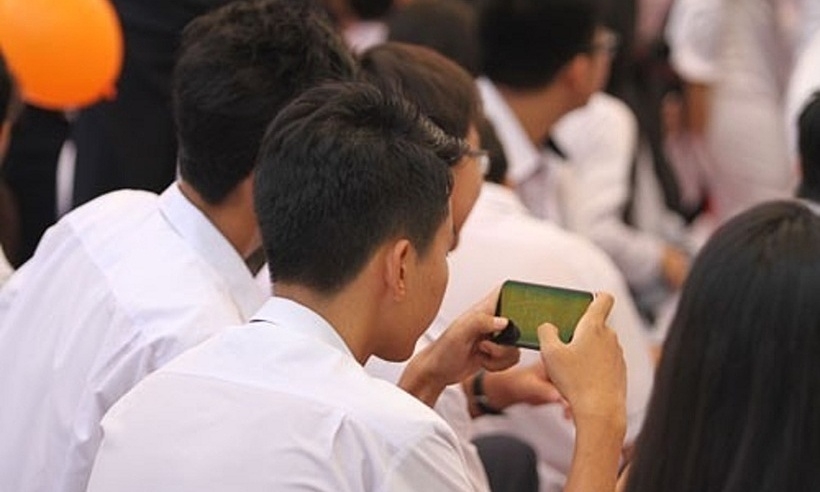 ‘Học sinh không cần cắm mặt vào điện thoại ở trường dù ở thời đại số’ ‘Học sinh không cần cắm mặt vào điện thoại ở trường dù ở thời đại số’