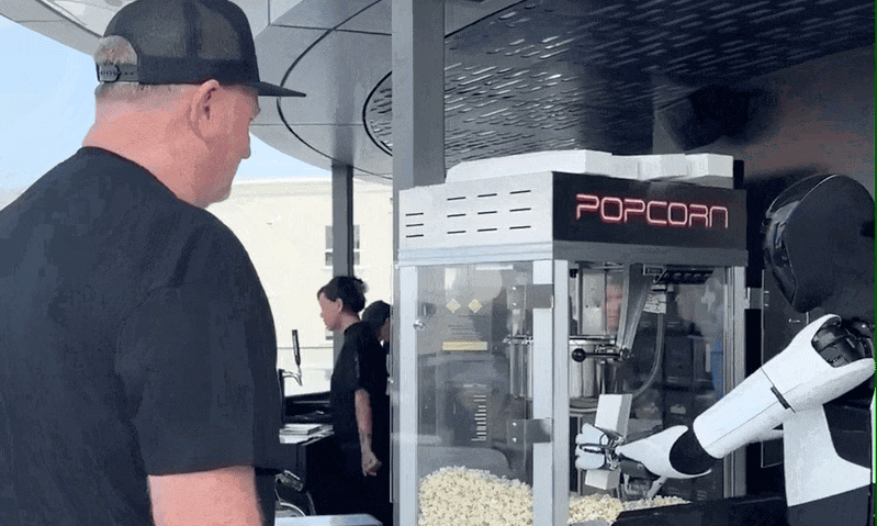 Tesla Optimus gây sốt khi làm nhân viên phục vụ bỏng ngô