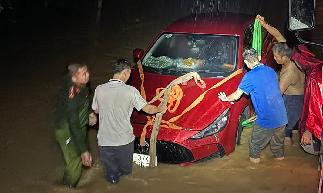 Người dân Nghệ An trắng đêm chạy lũ Người dân Nghệ An trắng đêm chạy lũ