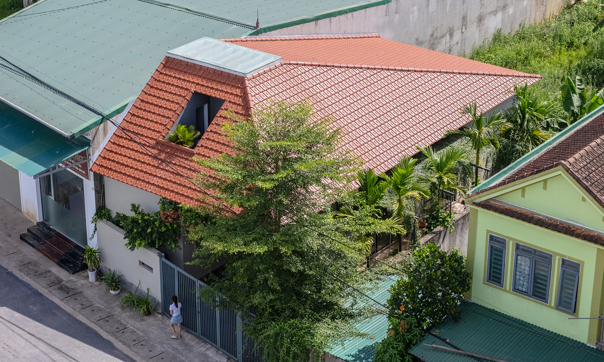 Nhà một gian 180 m2 với mái dốc phủ ngói Nhà một gian 180 m2 với mái dốc phủ ngói
