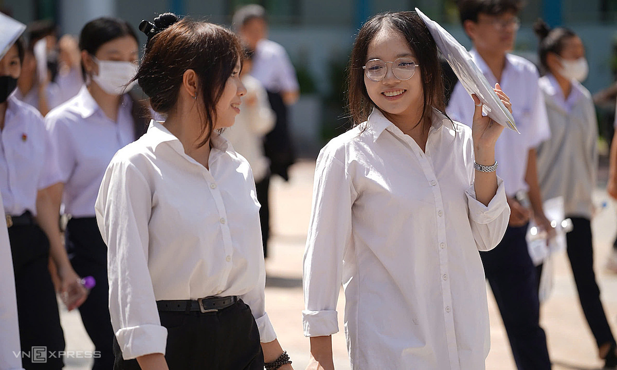 Tất cả học sinh Khánh Hòa chung đồng phục quần xanh, áo trắng - Báo VnExpress