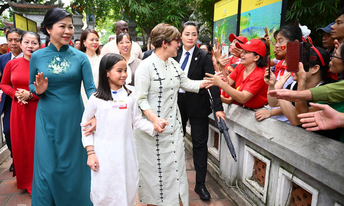 View - Phu nhân lãnh đạo Việt Nam - Cuba dạo phố, xem múa rối nước - Báo VnExpress