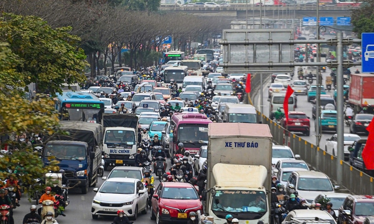 Cơn giận khi tôi đi xe máy bị ôtô dàn hàng năm ‘chèn ép’ Cơn giận khi tôi đi xe máy bị ôtô dàn hàng năm ‘chèn ép’