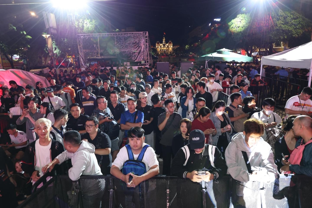 Gallery - Xếp hàng xuyên đêm chờ mua iPhone 17 - Báo VnExpress