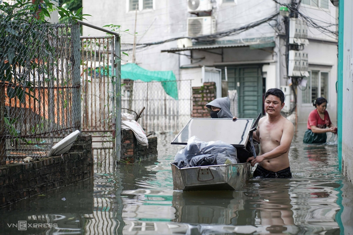 Gallery - Ngôi làng Hà Nội vẫn chìm trong nước một tuần sau bão Bualoi - Báo VnExpress Đời sống