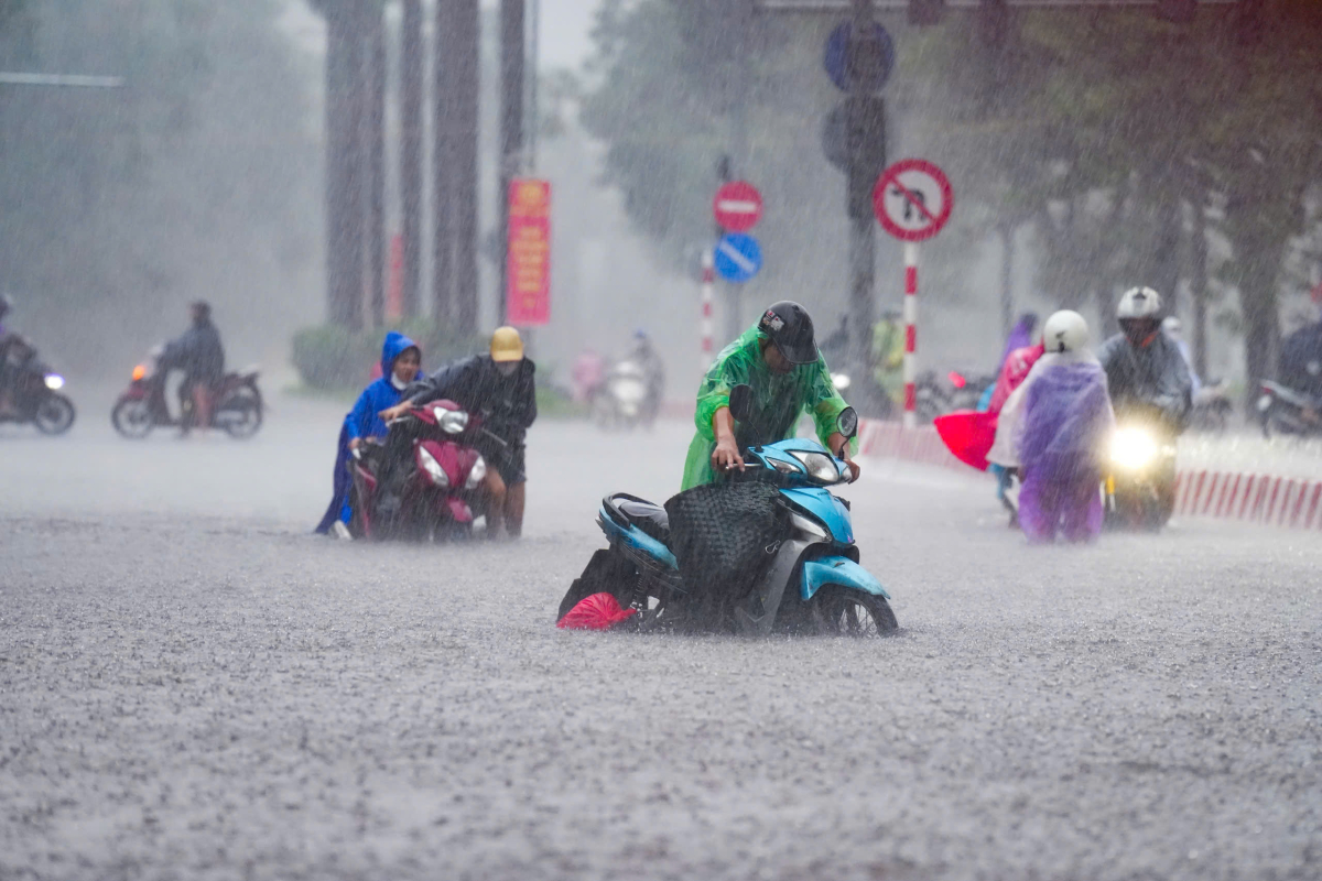View - Mưa lớn gây ngập 70 điểm, nhiều tuyến đường Hà Nội ùn tắc - Báo VnExpress