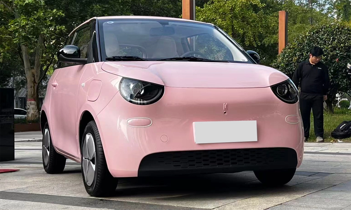 Wuling Aishang A100C na China com faróis redondos e calotas aerodinâmicas