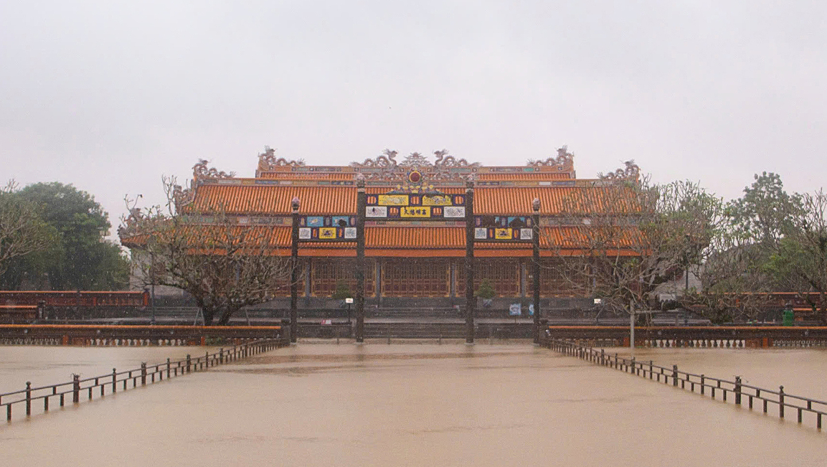 Gallery - Lũ bao vây Đại nội Huế - Báo VnExpress