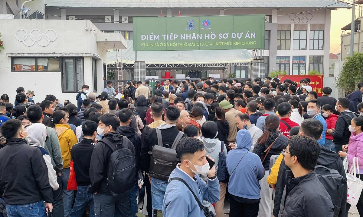 Kinh tế Xã hội Hạ tầng Bất động sản Du lịch Xếp hàng xuyên đêm để đăng ký mua nhà xã hội