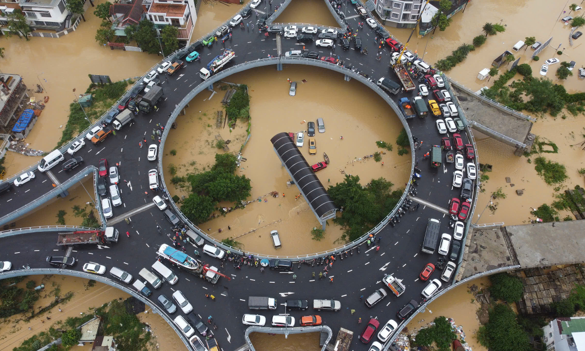 Gallery - Nhiều tài xế, xe hàng mắc kẹt trên quốc lộ do lũ - Báo VnExpress