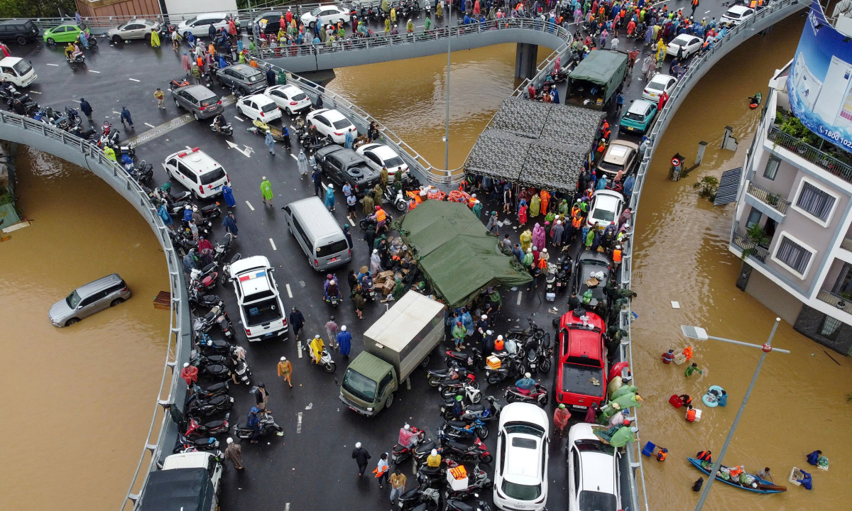 Bộ đội dựng lều dã chiến cho người dân Nha Trang tránh lũ
