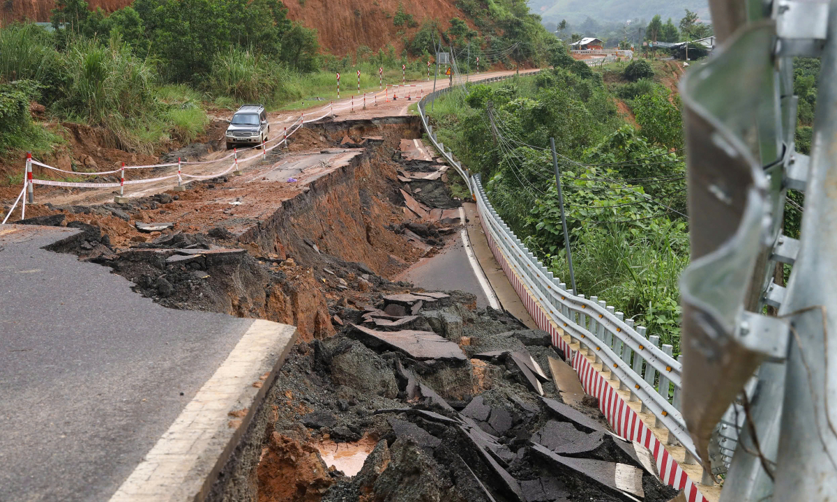 Gallery - Đèo Khánh Lê bị xé toạc sau chuỗi sạt lở, sụt lún - Báo VnExpress