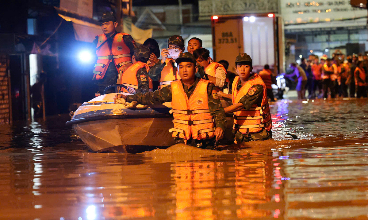Gallery - Người dân Phan Thiết chạy lũ trong đêm - Báo VnExpress
