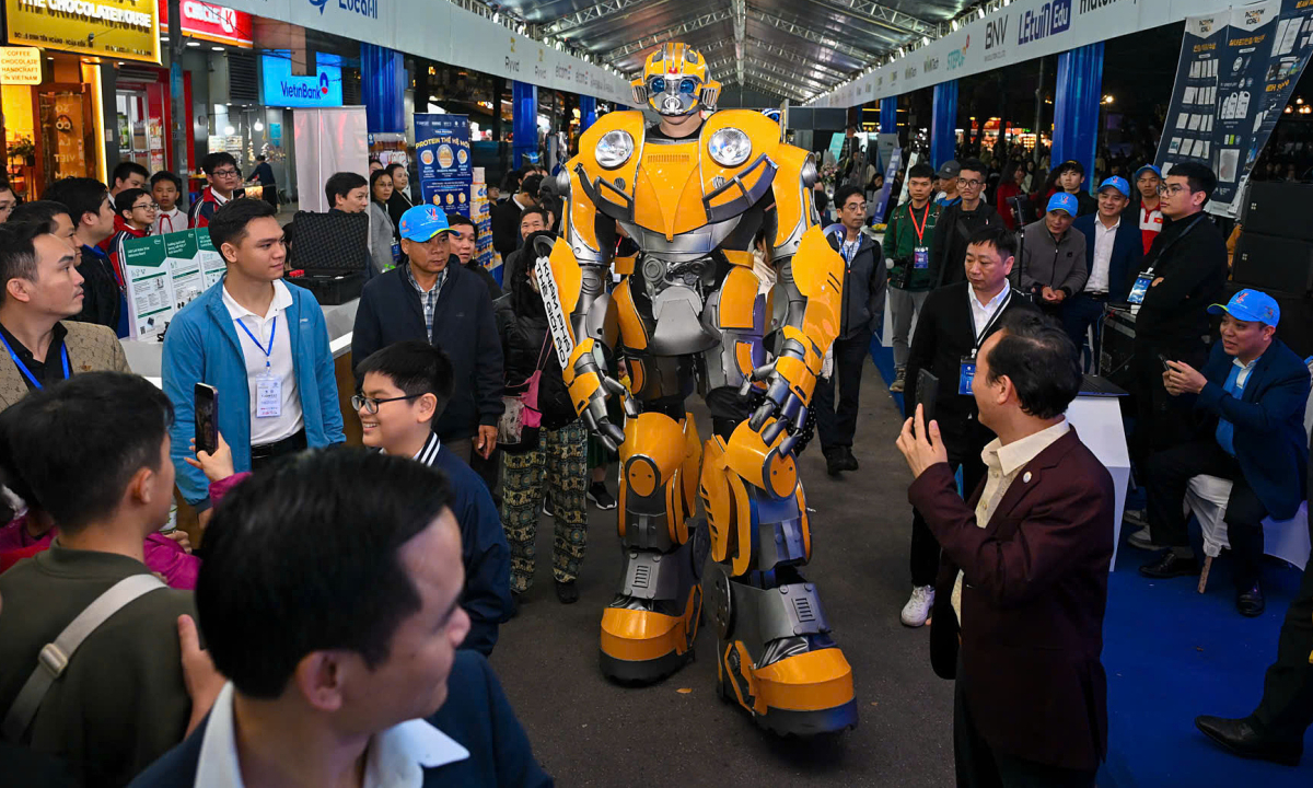 Người dân hào hứng trải nghiệm công nghệ tại phố đi bộ