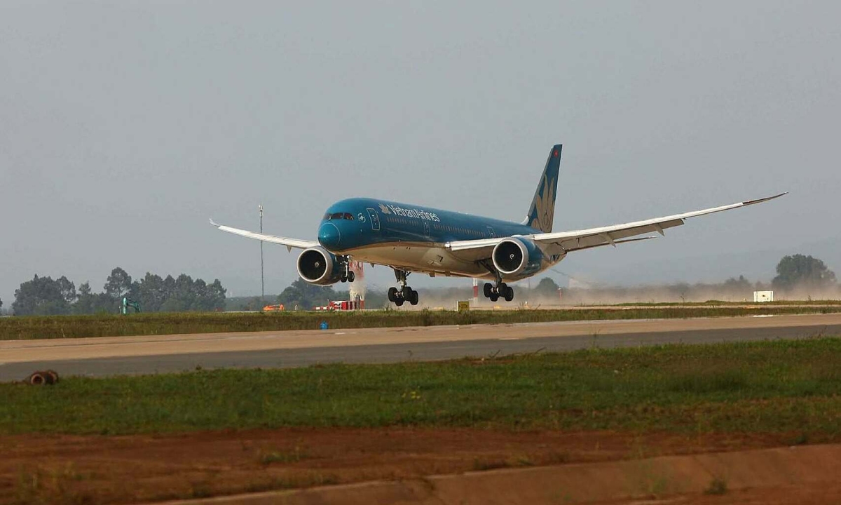 'Siêu máy bay' Boeing 787 Dreamliner đáp xuống Long Thành