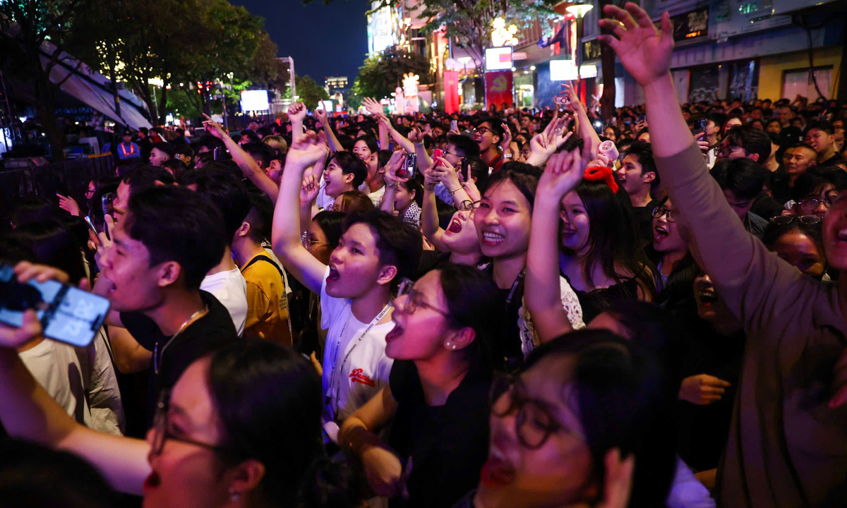 Gallery - Biển người xuống đường đón năm mới - Báo VnExpress