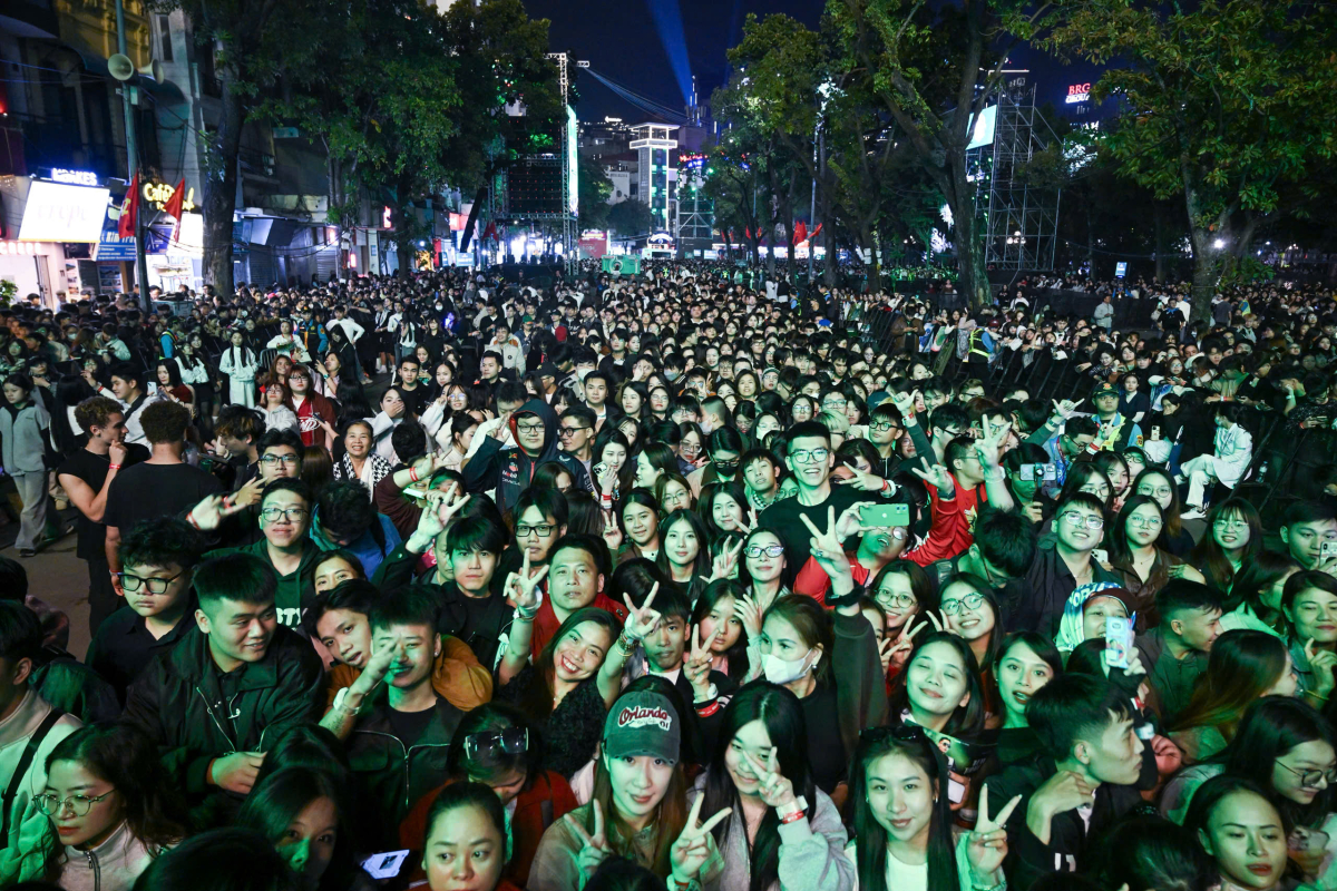 Gallery - Biển người đổ về trung tâm đón năm 2026 - Báo VnExpress