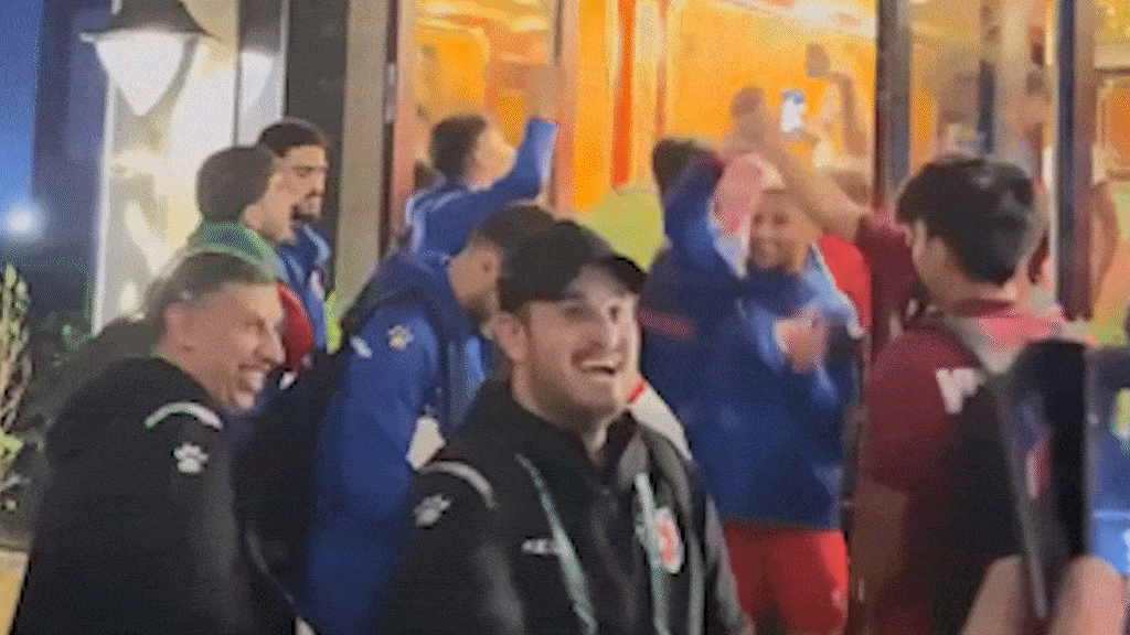 Cầu thủ Jordan nhảy múa ăn mừng từ sân về khách sạn