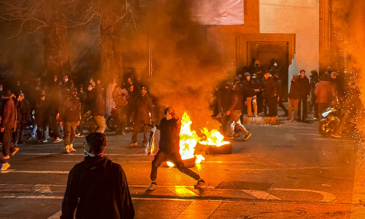 Mỹ kêu gọi công dân rời Iran 'ngay lập tức'