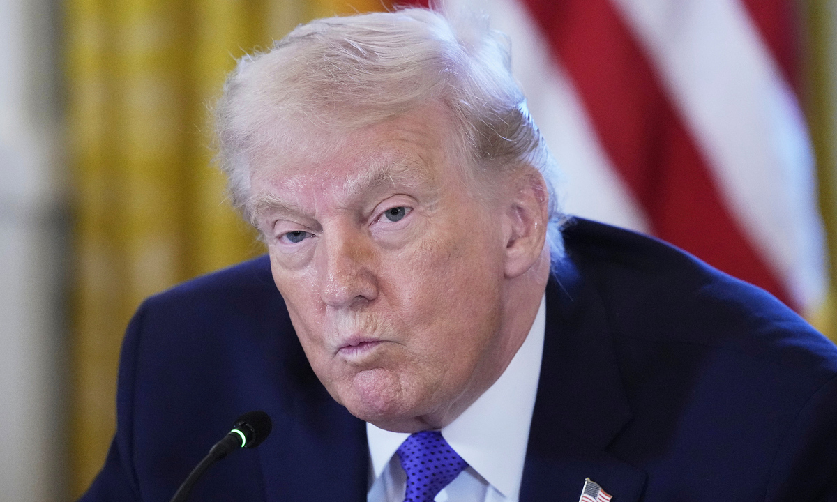 Quyết sách của ông Trump phủ bóng hoạt động đi lại toàn cầu - Báo VnExpress