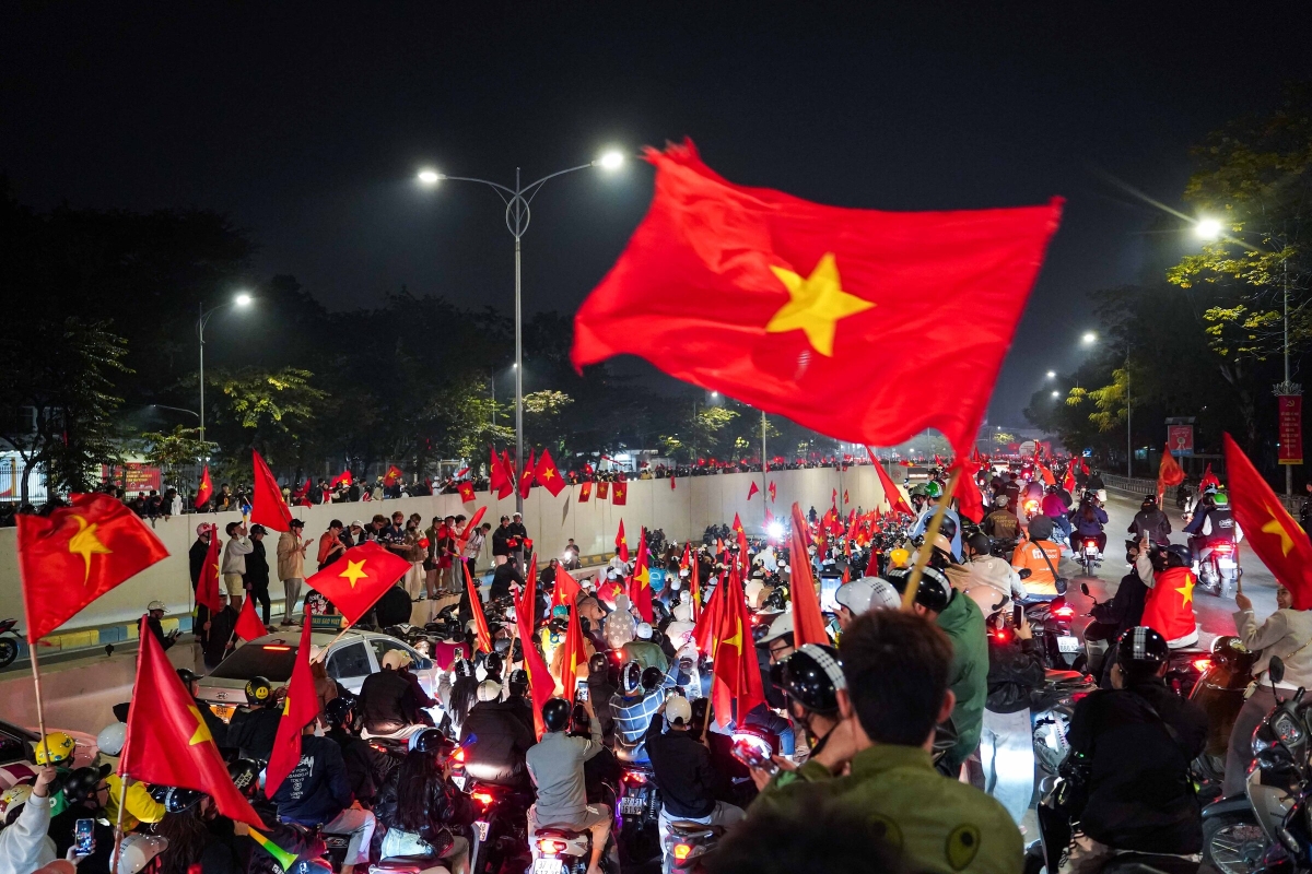 Gallery - Biển người ở Hà Nội, TP HCM mừng Việt Nam vào bán kết U23 châu Á - Báo VnExpress