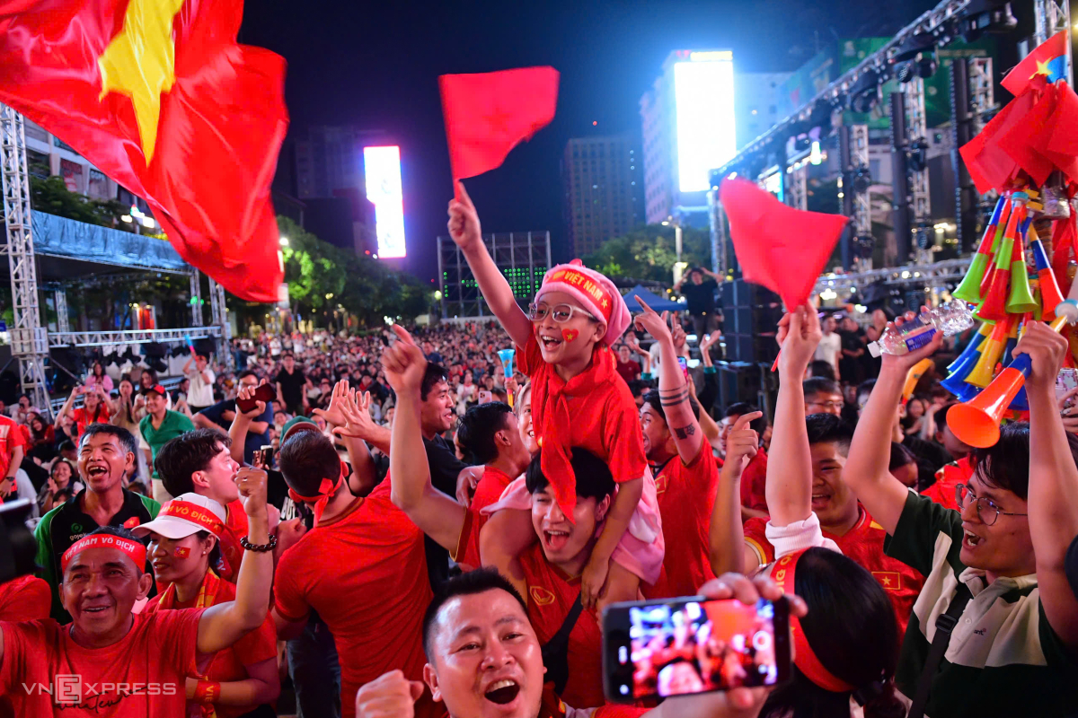 View - Người hâm mộ vỡ oà U23 Việt Nam thắng Hàn Quốc ở loạt luân lưu - Báo VnExpress