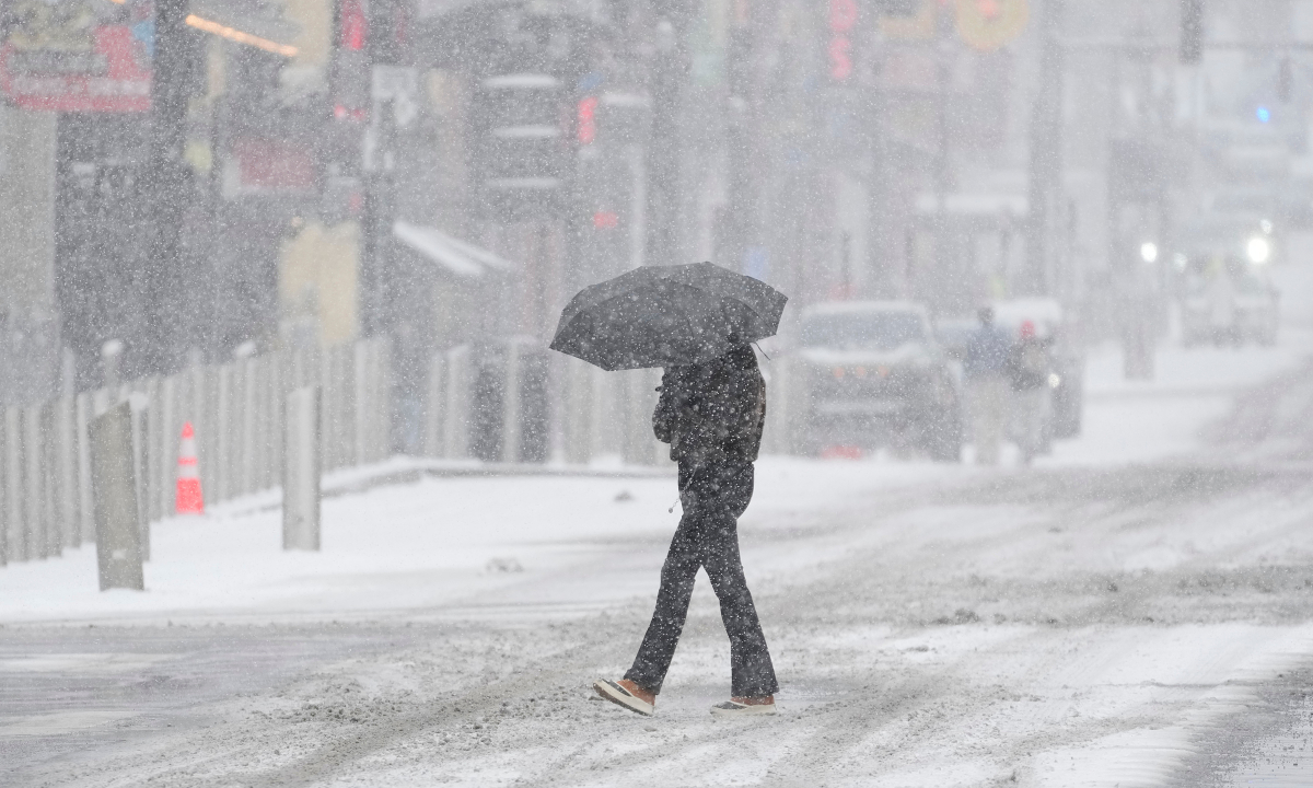 Những người Mỹ kiệt sức giữa giá lạnh của bão tuyết lịch sử