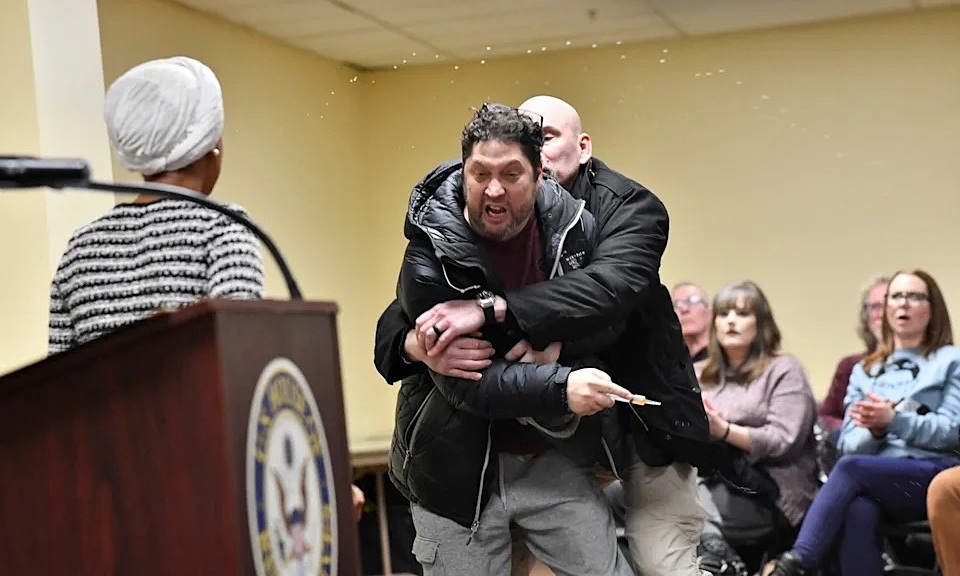 Nghị sĩ Mỹ bị xịt chất lạ khi họp với cử tri