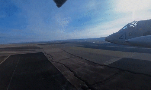 Khoảnh khắc cường kích Ukraine trúng tên lửa Nga, lao xuống đất