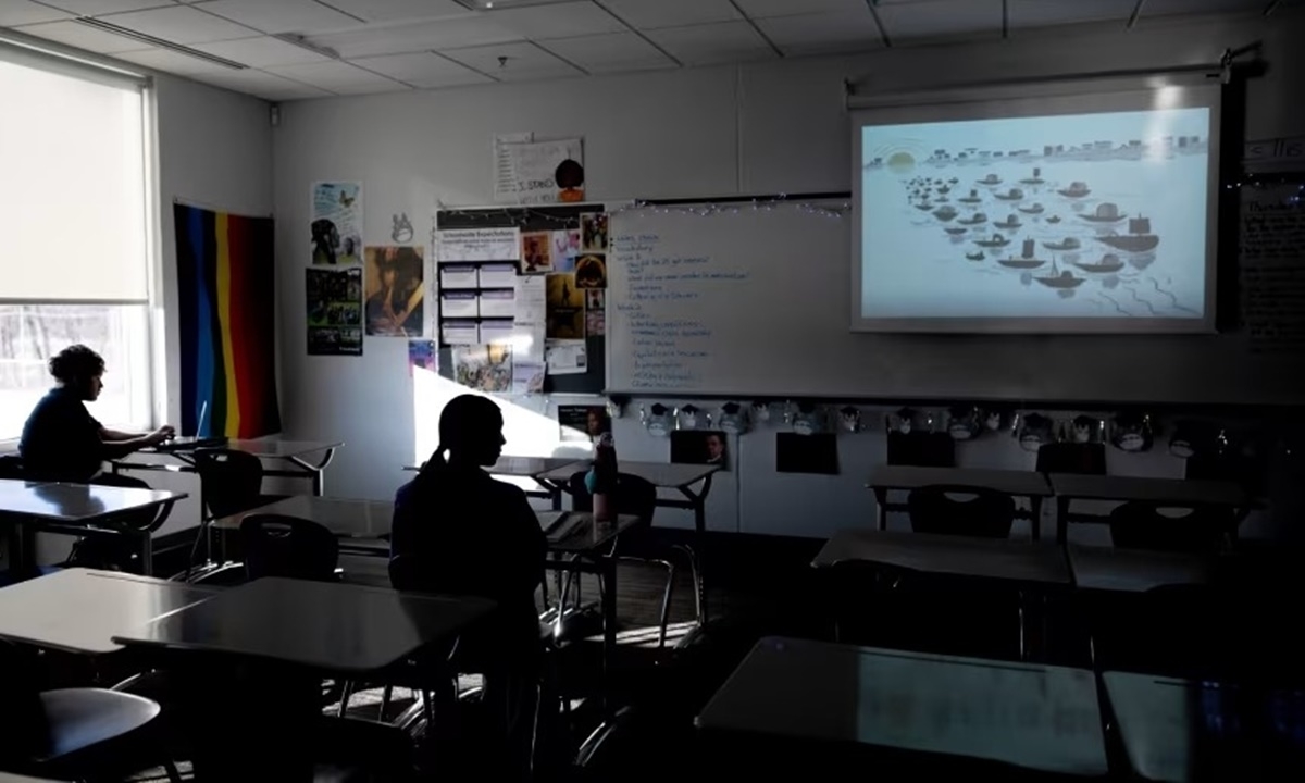 Nín thở đưa con đi học vì nỗi lo đặc vụ chặn đường ở Minnesota