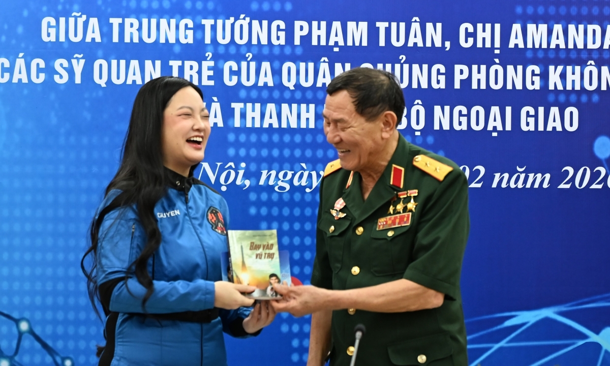 Nữ phi hành gia Amanda Nguyễn gặp trung tướng Phạm Tuân