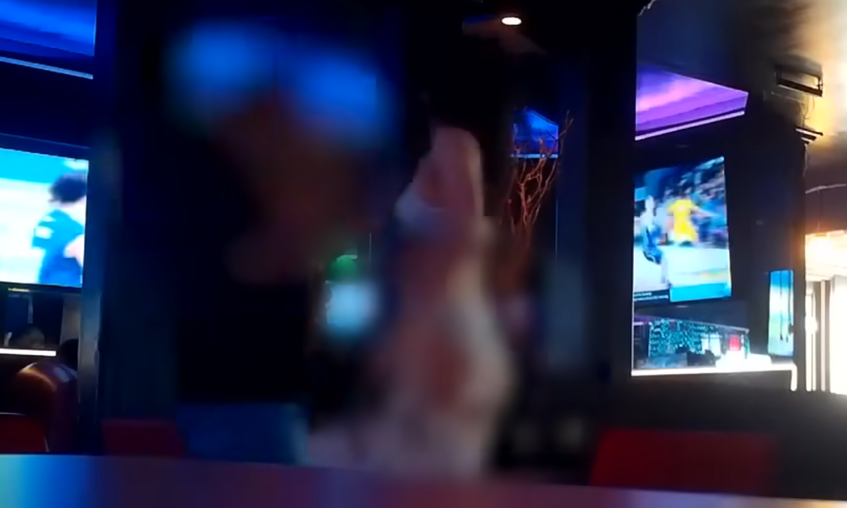 Cảnh sát quận Cam truy quét tụ điểm thoát y trong quán cà phê