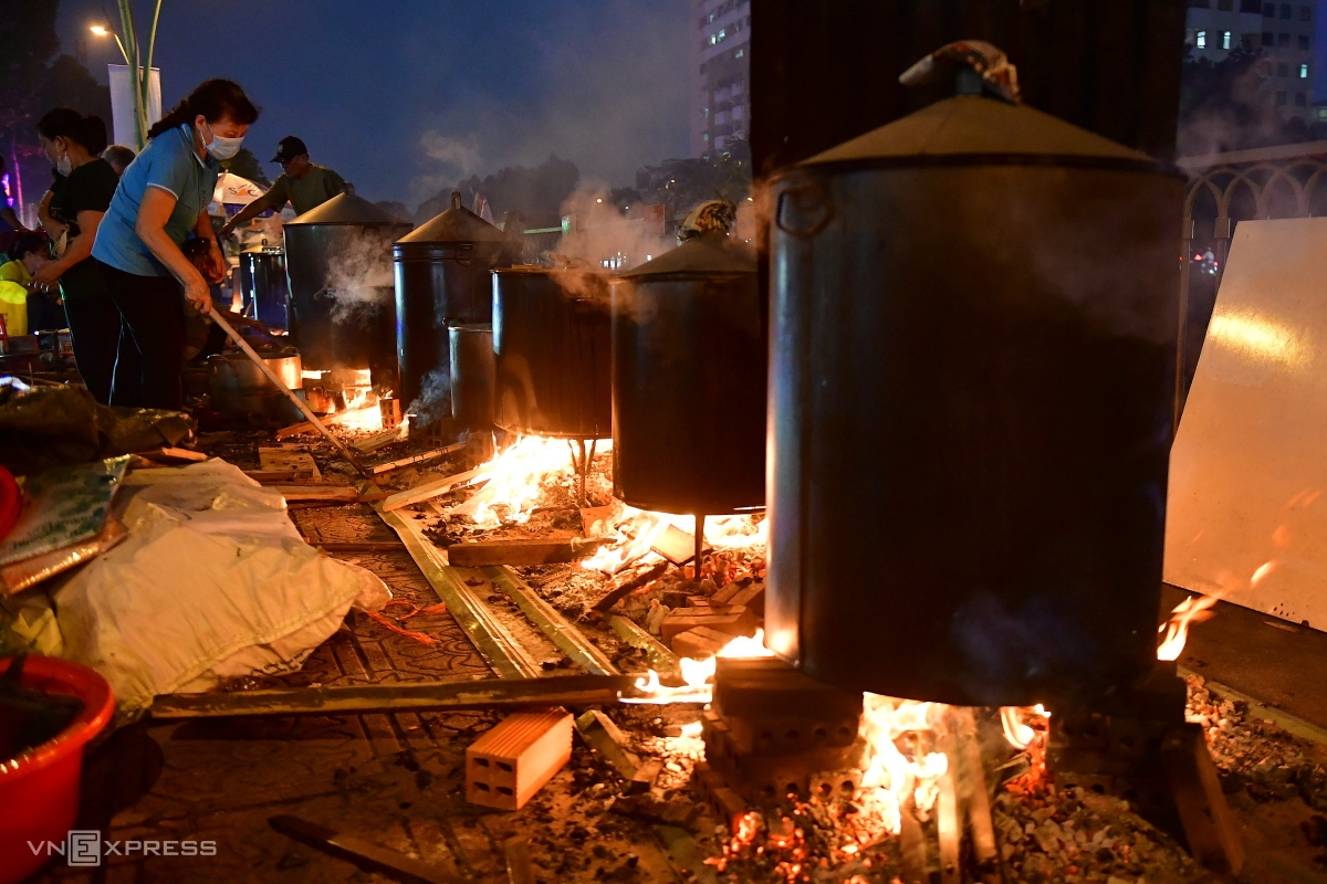 Gallery - Nấu 2.000 bánh tét bên bờ kênh TP HCM tặng người khó khăn - Báo VnExpress