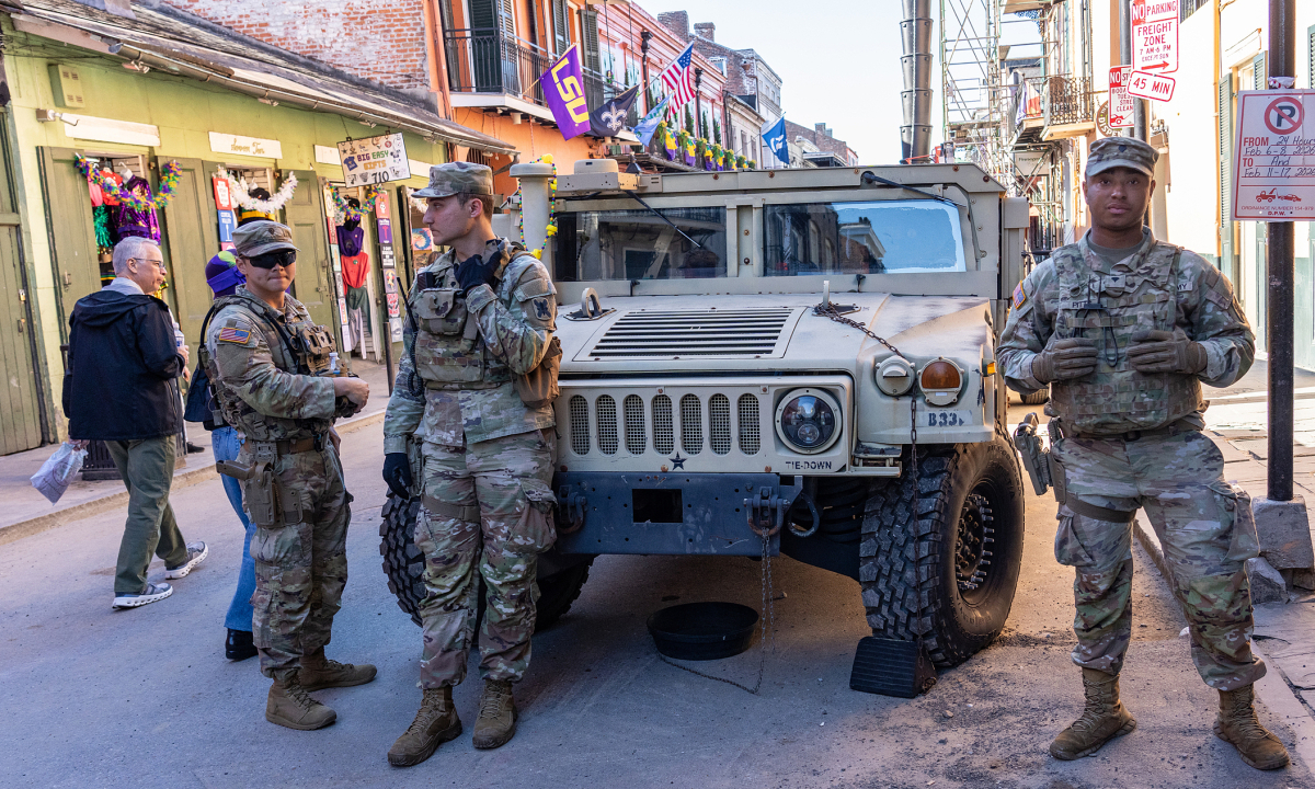 Lính Mỹ bỏ quên súng trường trong nhà vệ sinh