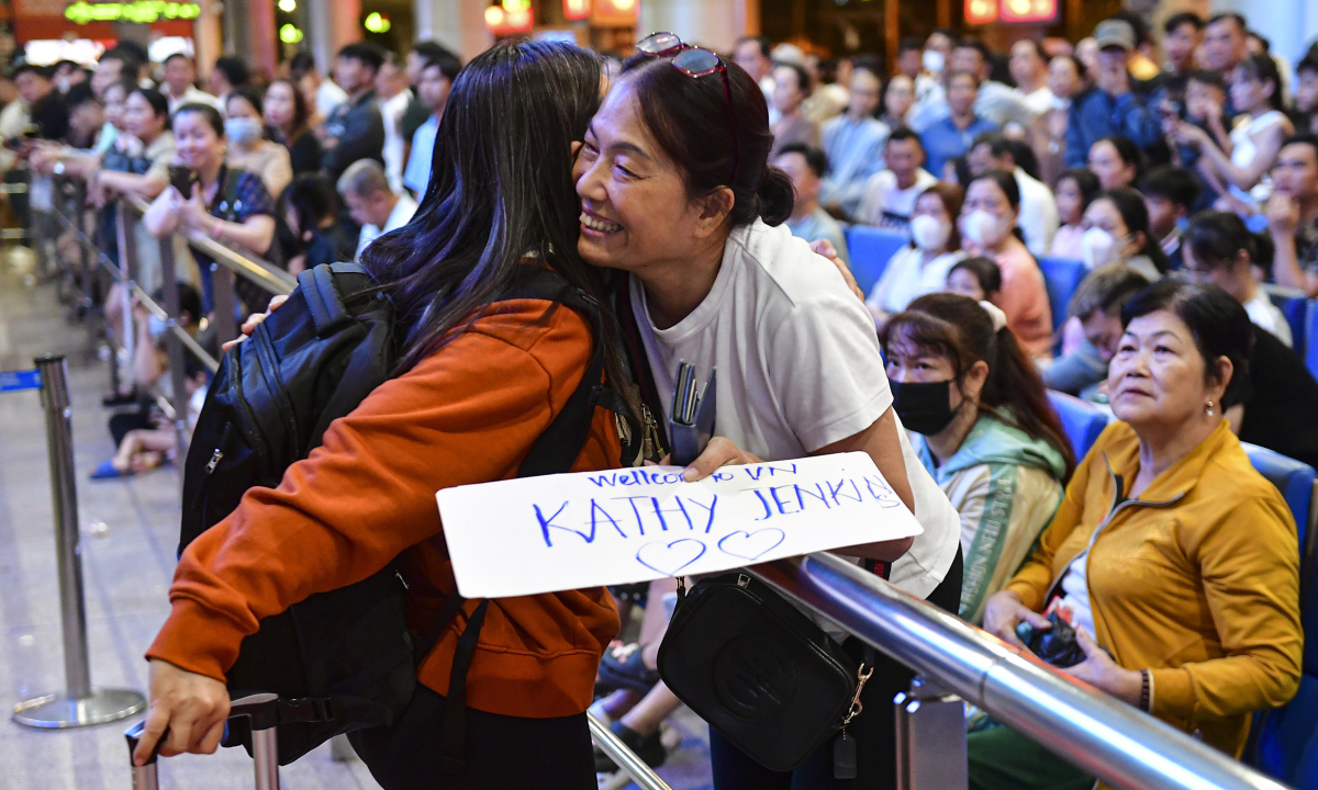 Gallery - Tân Sơn Nhất đông nghịt người đón Việt kiều về ăn Tết - Báo VnExpress