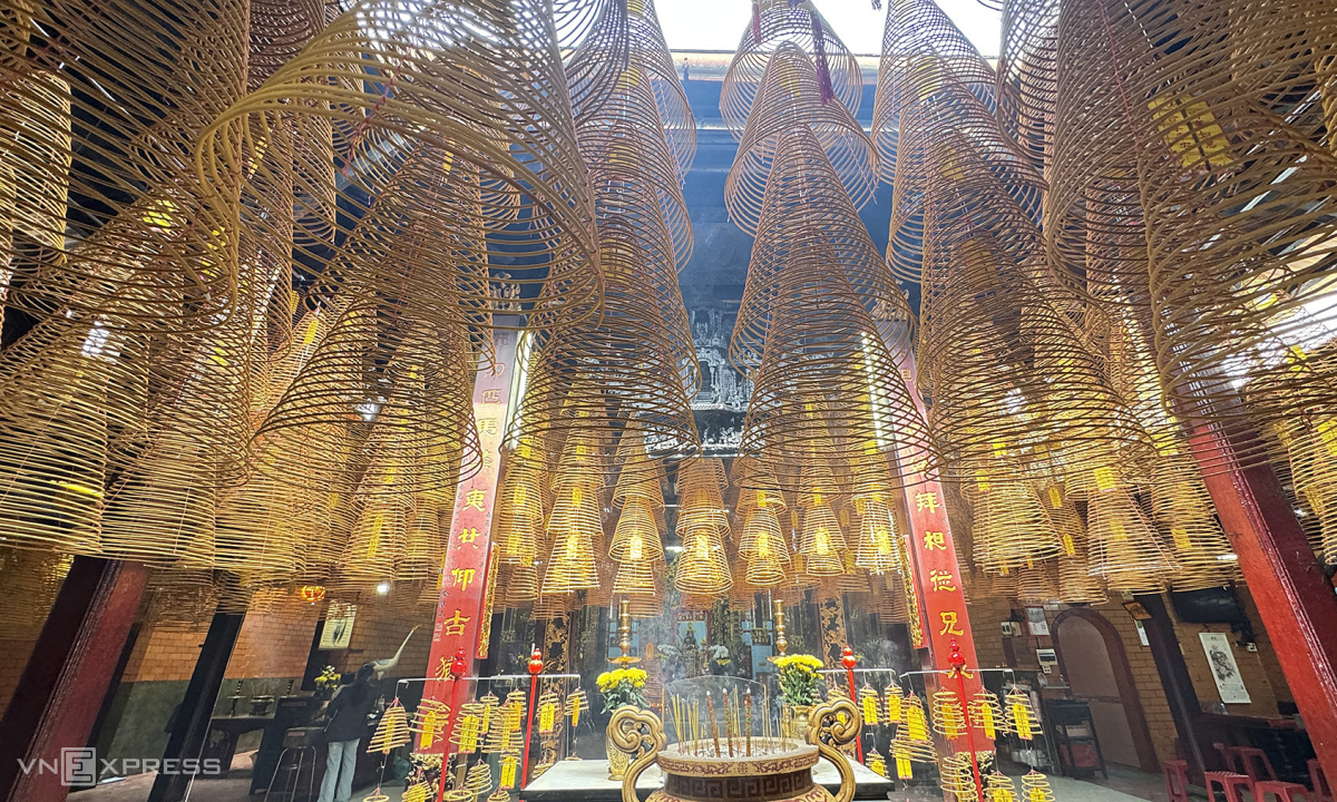 Gallery - Chùa cổ ở Cần Thơ với hàng trăm vòng nhang 'bất tử' - Báo VnExpress