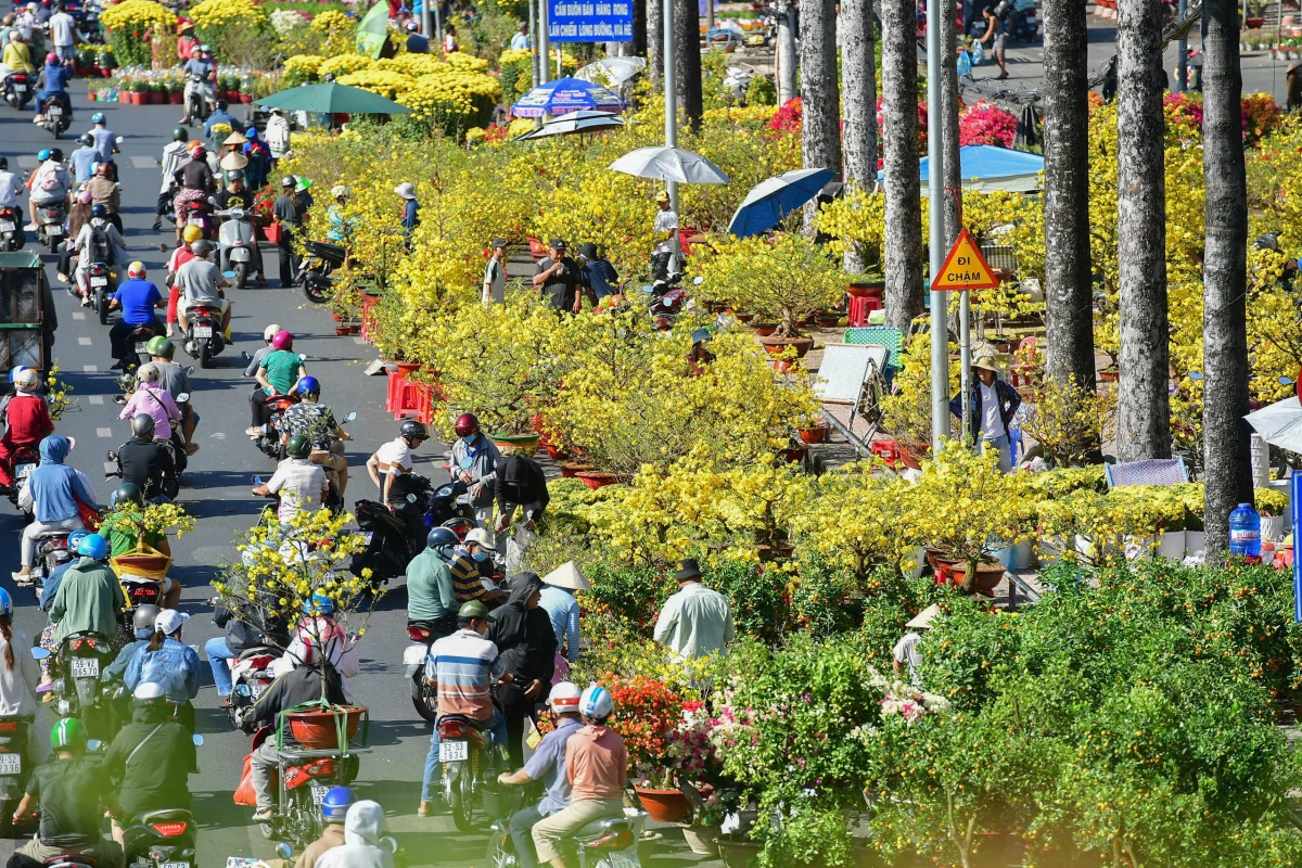 View - Người dân tấp nập mua hoa giảm giá ngày 29 Tết - Báo VnExpress Kinh doanh