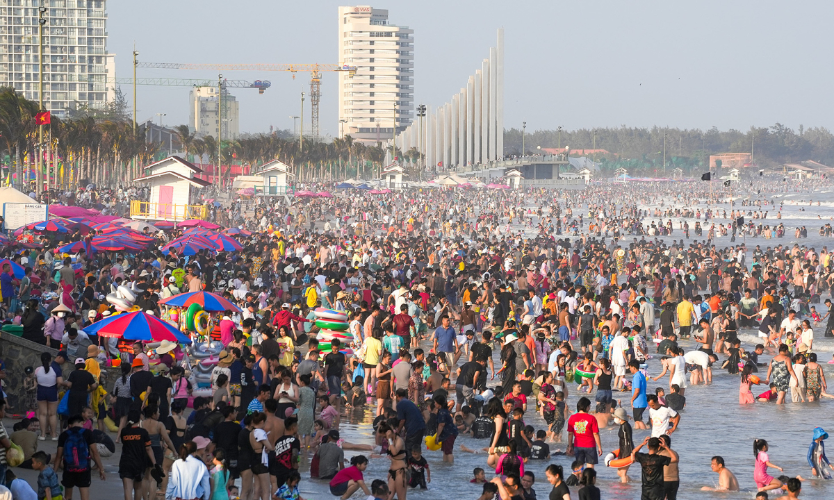 Gallery - Biển Vũng Tàu đông nghịt người mùng 4 Tết - Báo VnExpress